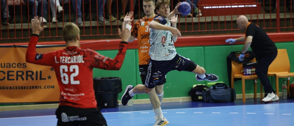 LIGA PLENITUDE: El Ángel Ximénez se vuelve de vacío de Torrelavega (29-26)