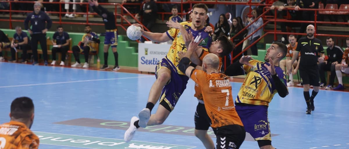 LIGA PLENITUDE ASOBAL: El Ángel Ximénez sufre un duro revés en Torrelavega (34-27)