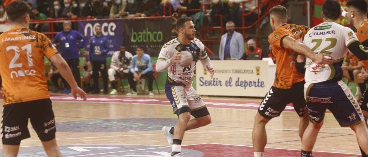 LIGA SACYR ASOBAL: El Ángel Ximénez cierra la primera vuelta con derrota ante Bathco BM Torrelavega (32-30)